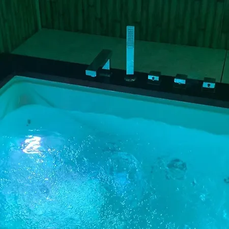 Lolf With Jacuzzi In Apartment *