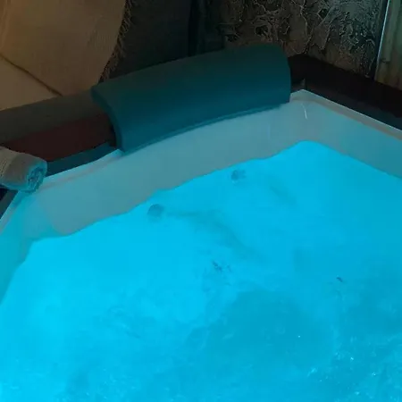 Lolf With Jacuzzi In Apartment *